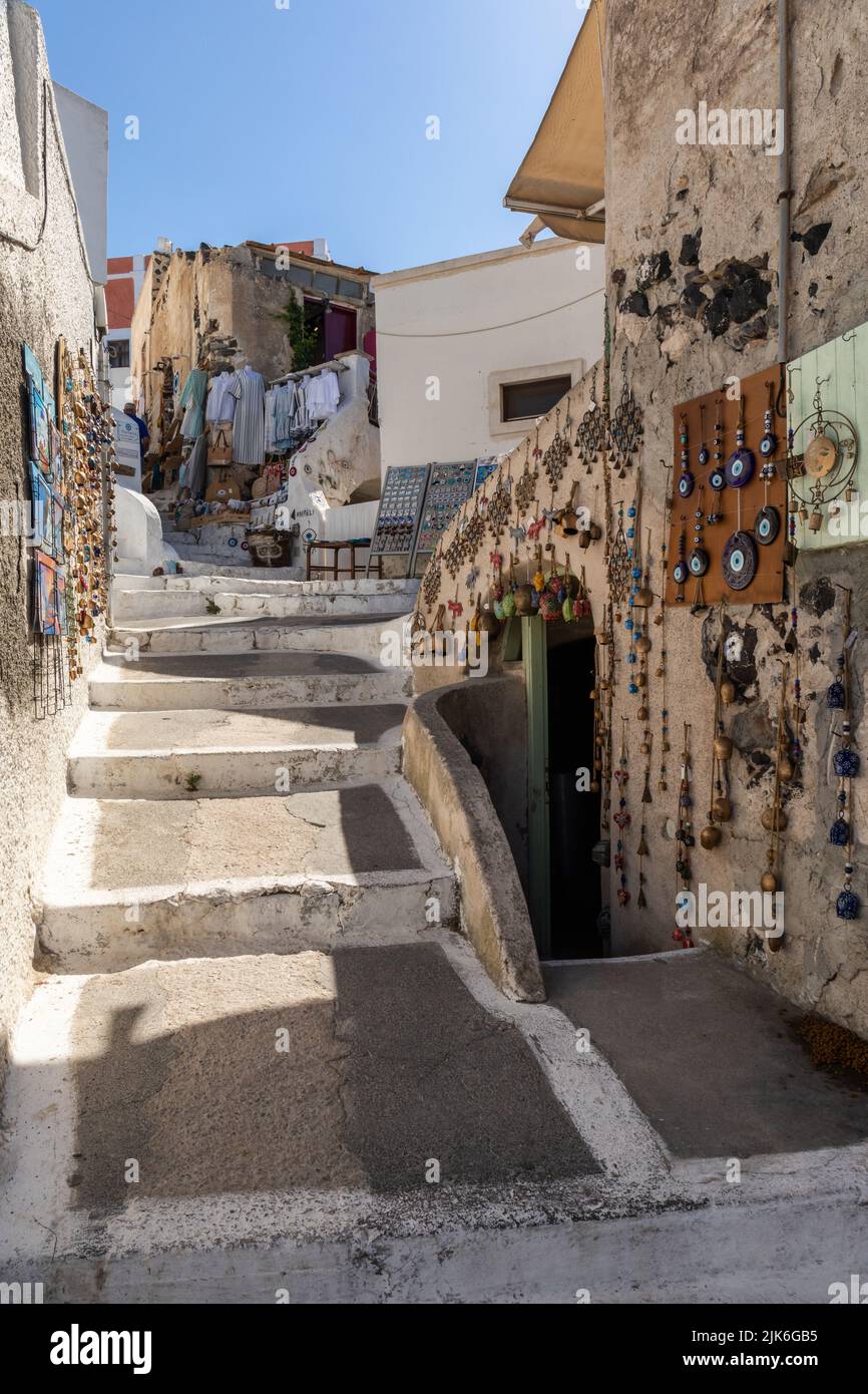 Tienda de venta de recuerdos de vacaciones en Pyrgos pueblo, Santorini, islas Cícladas, Grecia, Europa Foto de stock