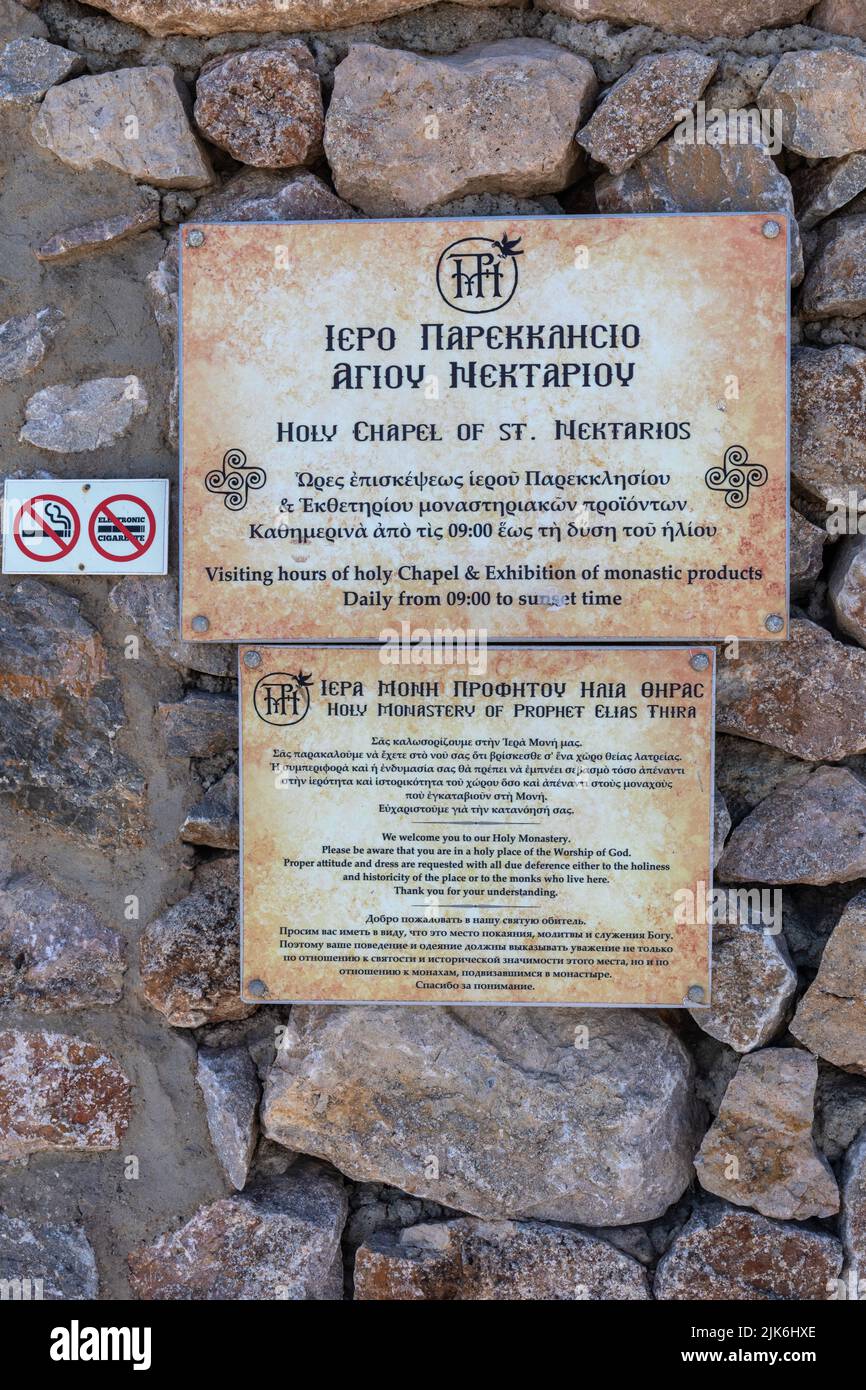 Placa de información Capilla de San Nektarios en el patio del Santo Monasterio Ortodoxo del Profeta Elías, Pyrgos, Santorini, islas Cícladas, Grecia, Foto de stock