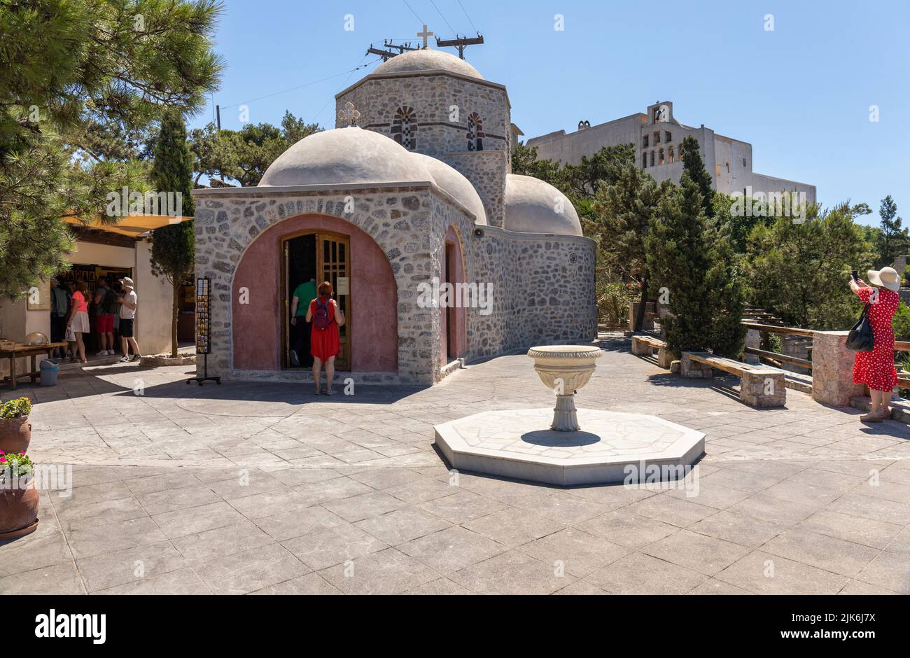 Capilla de San Nektarios en el patio del Santo Monasterio Ortodoxo del Profeta Elías, Pyrgos, Santorini, islas Cícladas, Grecia, Europa Foto de stock