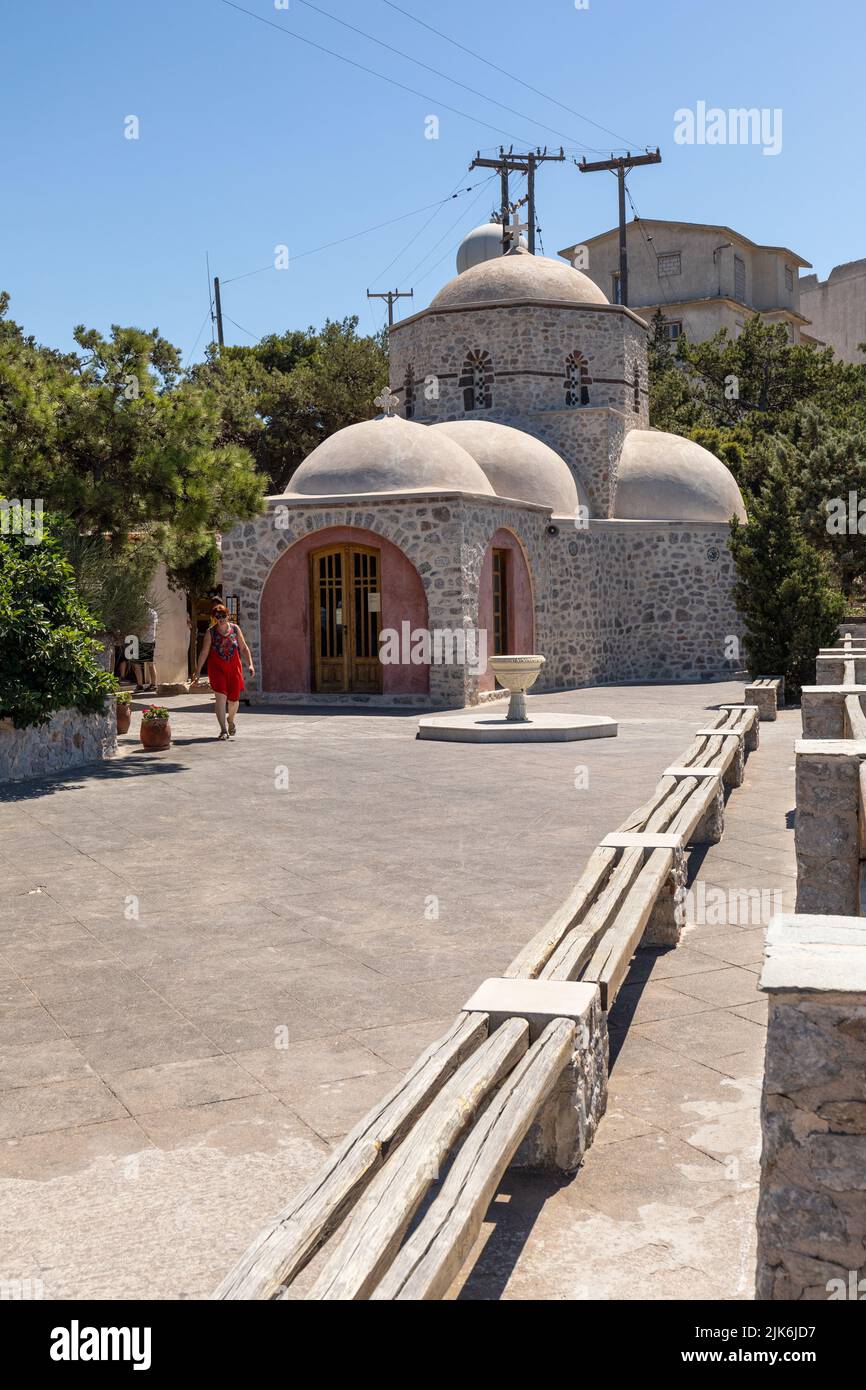 Capilla de San Nektarios en el patio del Santo Monasterio Ortodoxo del Profeta Elías, Pyrgos, Santorini, islas Cícladas, Grecia, Europa Foto de stock