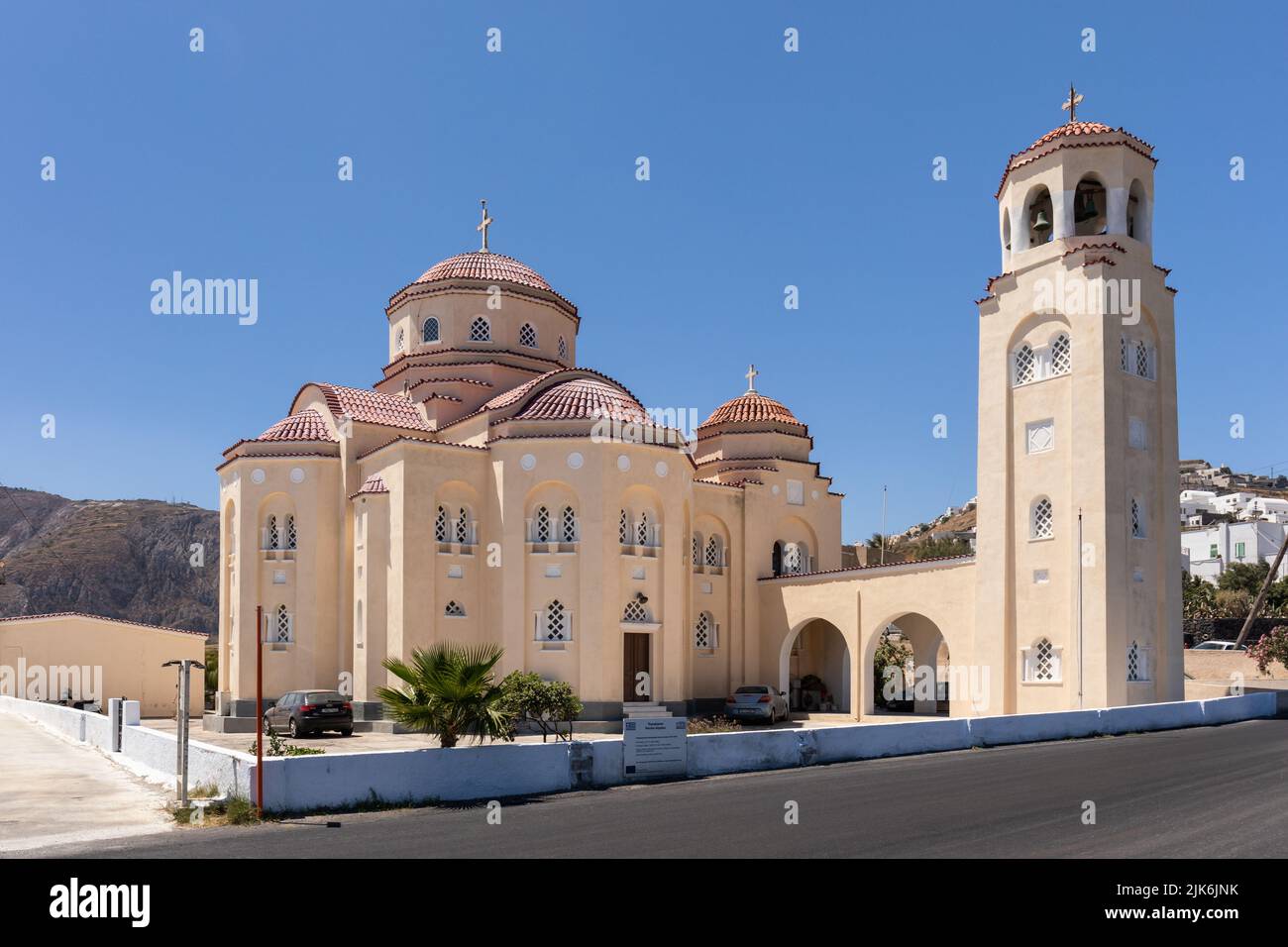 La impresionante iglesia de Agios Charalambos es una de las más grandes de Santorini, Exo Gonia, Santorini, islas Cícladas, Grecia, Europa Foto de stock