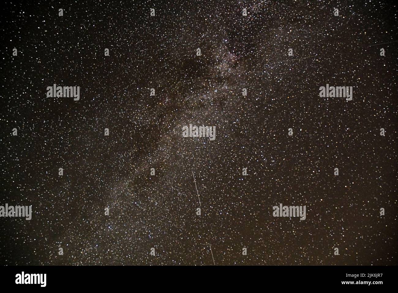 Astrofotografía de las estrellas y la Vía Láctea sobre la aldea Devon de Puddington Foto de stock