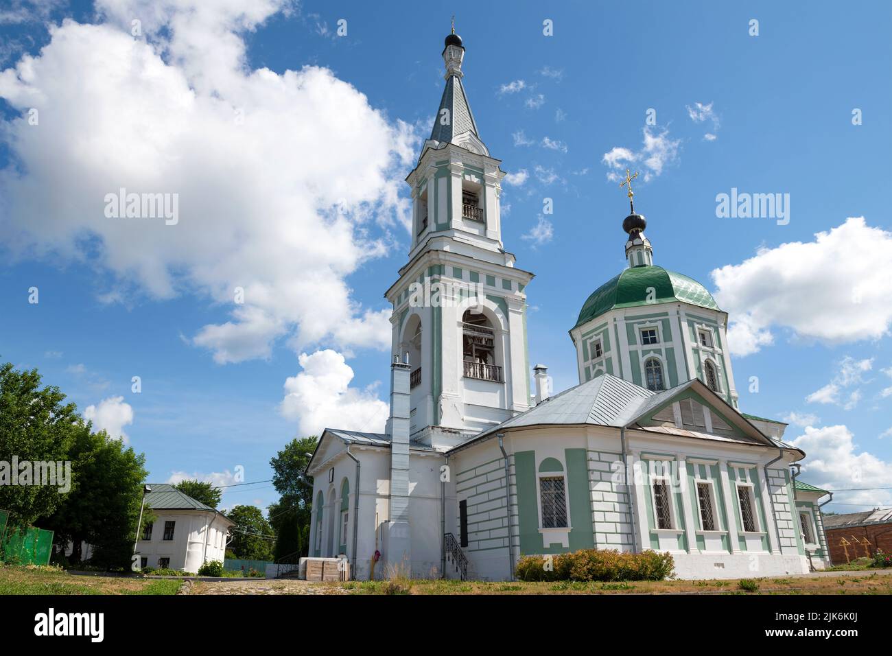 La antigua iglesia de la Gran Catalina Mártir con un campanario en un soleado día de julio. Convento de Catalina. Tver, Rusia Foto de stock