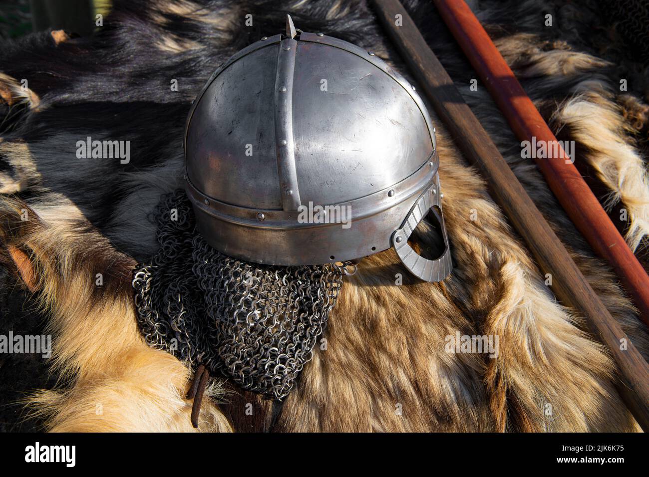 Un casco de tipo normando (casco de viking, reconstrucción) descansa sobre la piel del animal Foto de stock