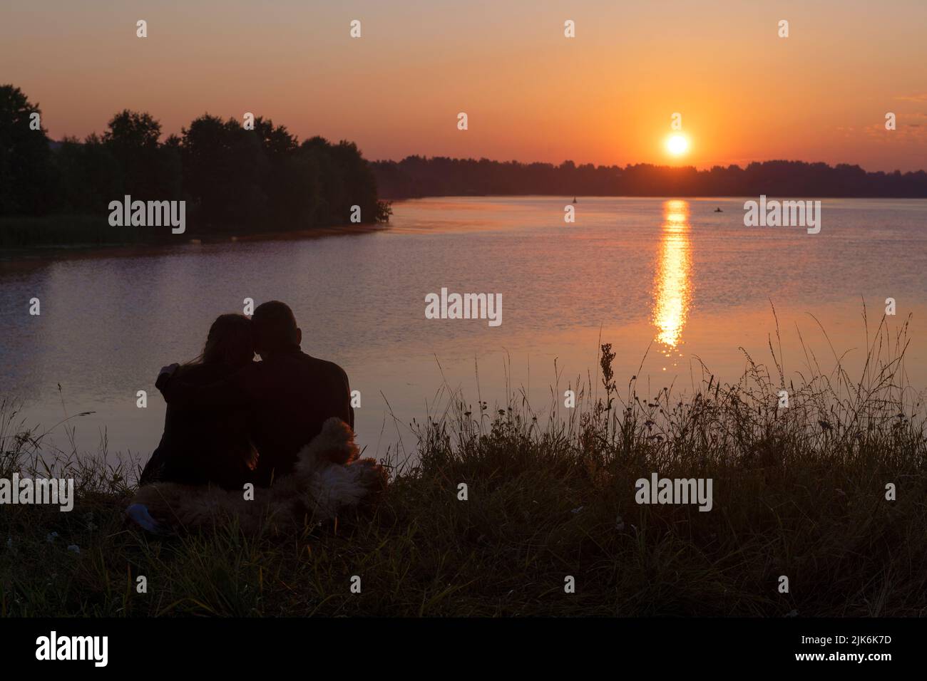 Romántico amanecer de julio en el río Volga. Región de Tver, Rusia Foto de stock