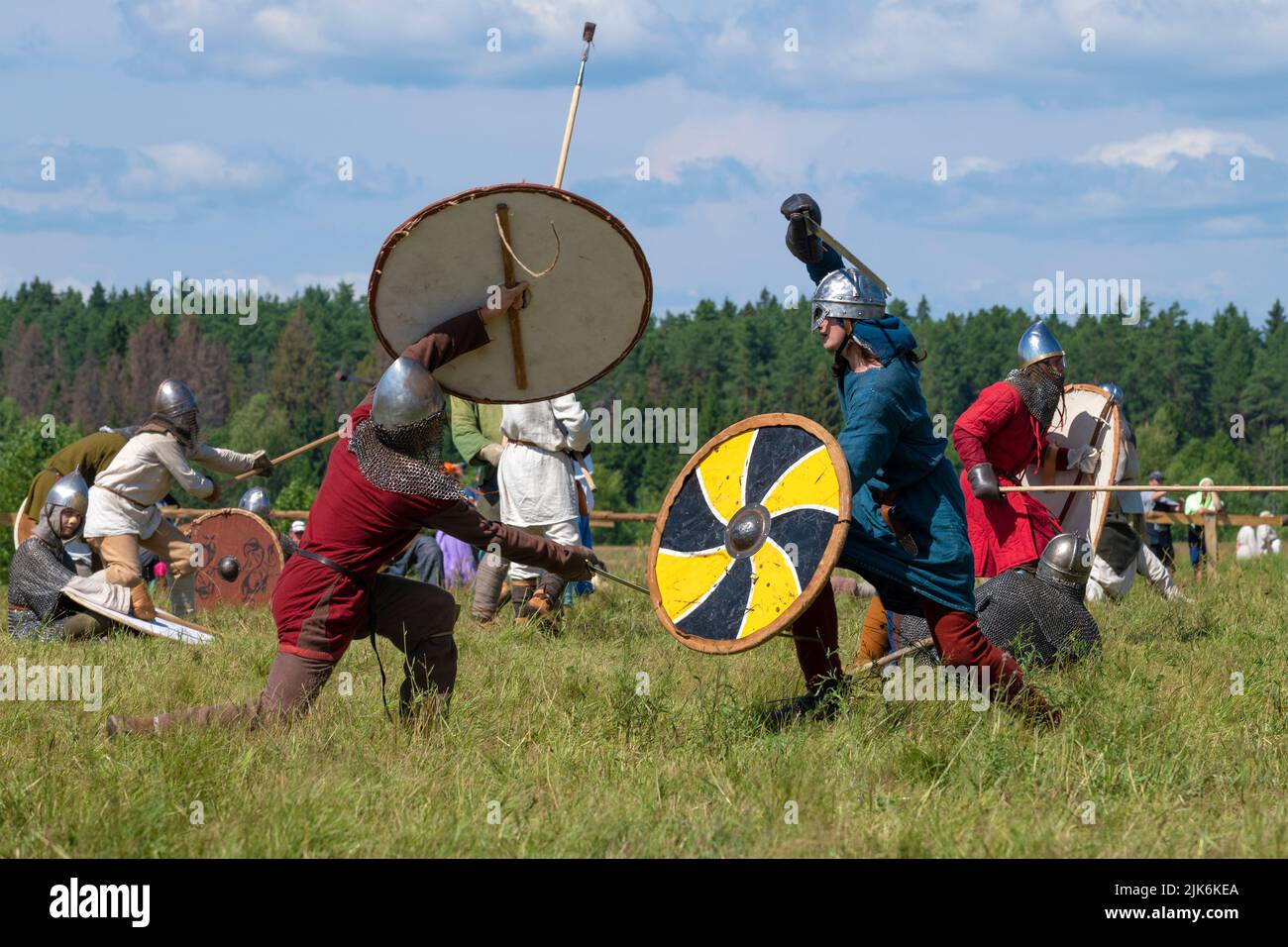 REGIÓN DE TVERSKAYA, RUSIA - 24 DE JULIO de 2022: Duelo de un guerrero bizantino y un joven vikingo. Un fragmento de la reconstrucción de la medieval en el hist Foto de stock