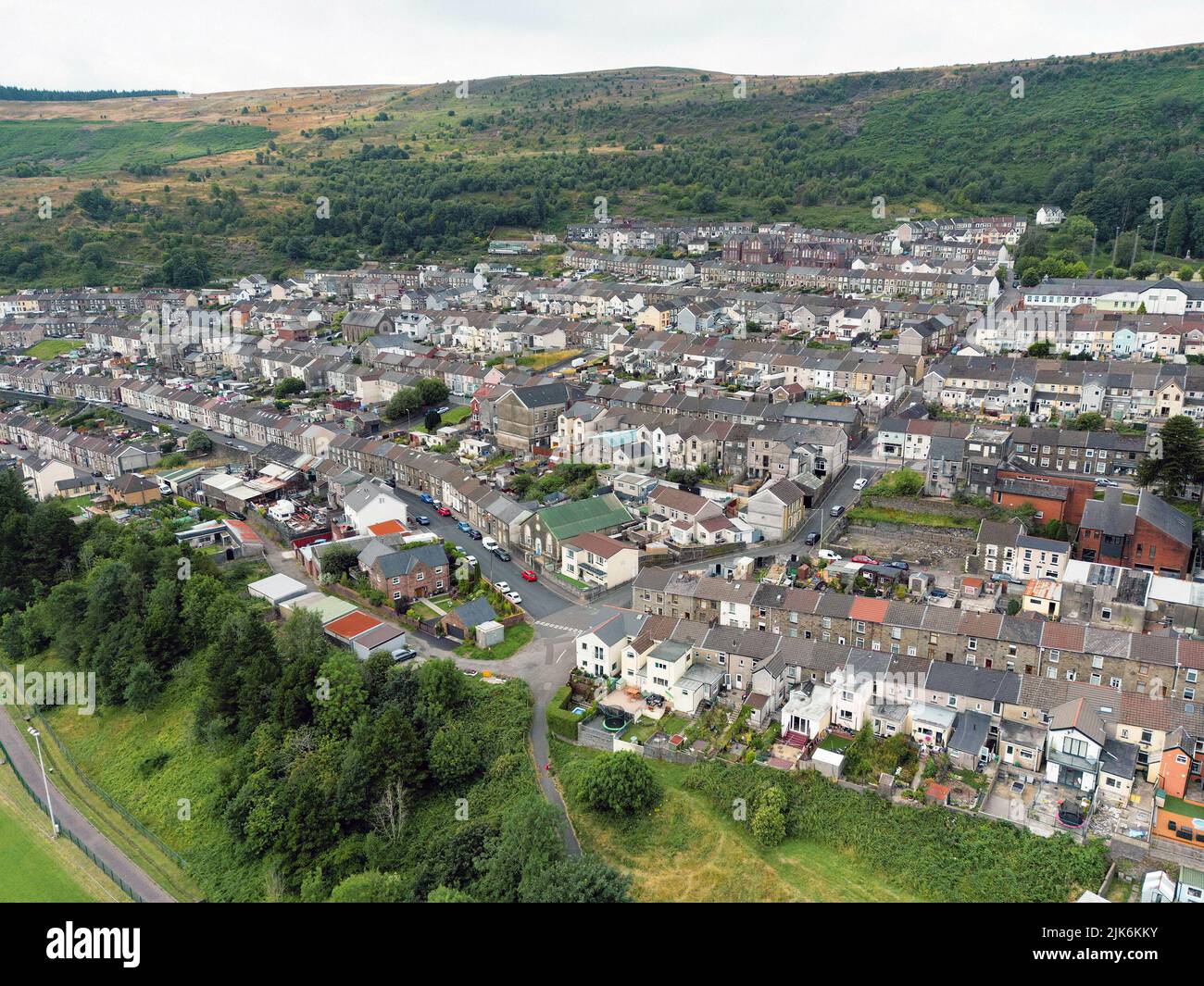 Ferndale, Valle de Rhondda, Gales - Julio 2022: Vista aérea de las casas adosadas en el pueblo de Ferndale en el valle de Rhondda Fach en el sur de Gales Foto de stock
