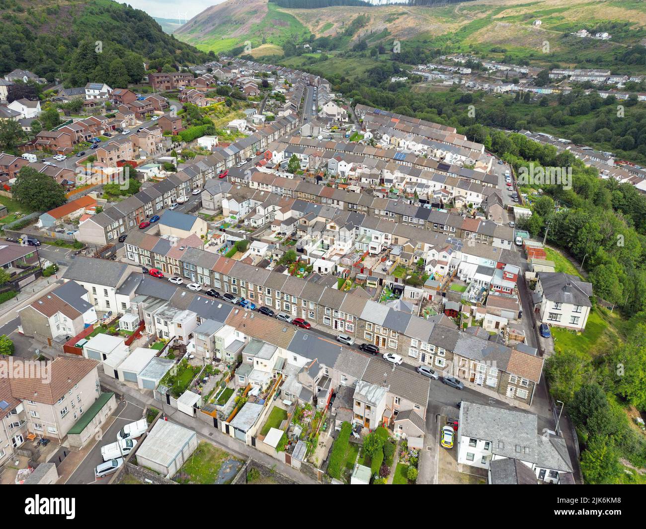 Ferndale, Valle de Rhondda, Gales - Julio 2022: Vista aérea de las casas adosadas en el pueblo de Ferndale en el valle de Rhondda Fach en el sur de Gales Foto de stock