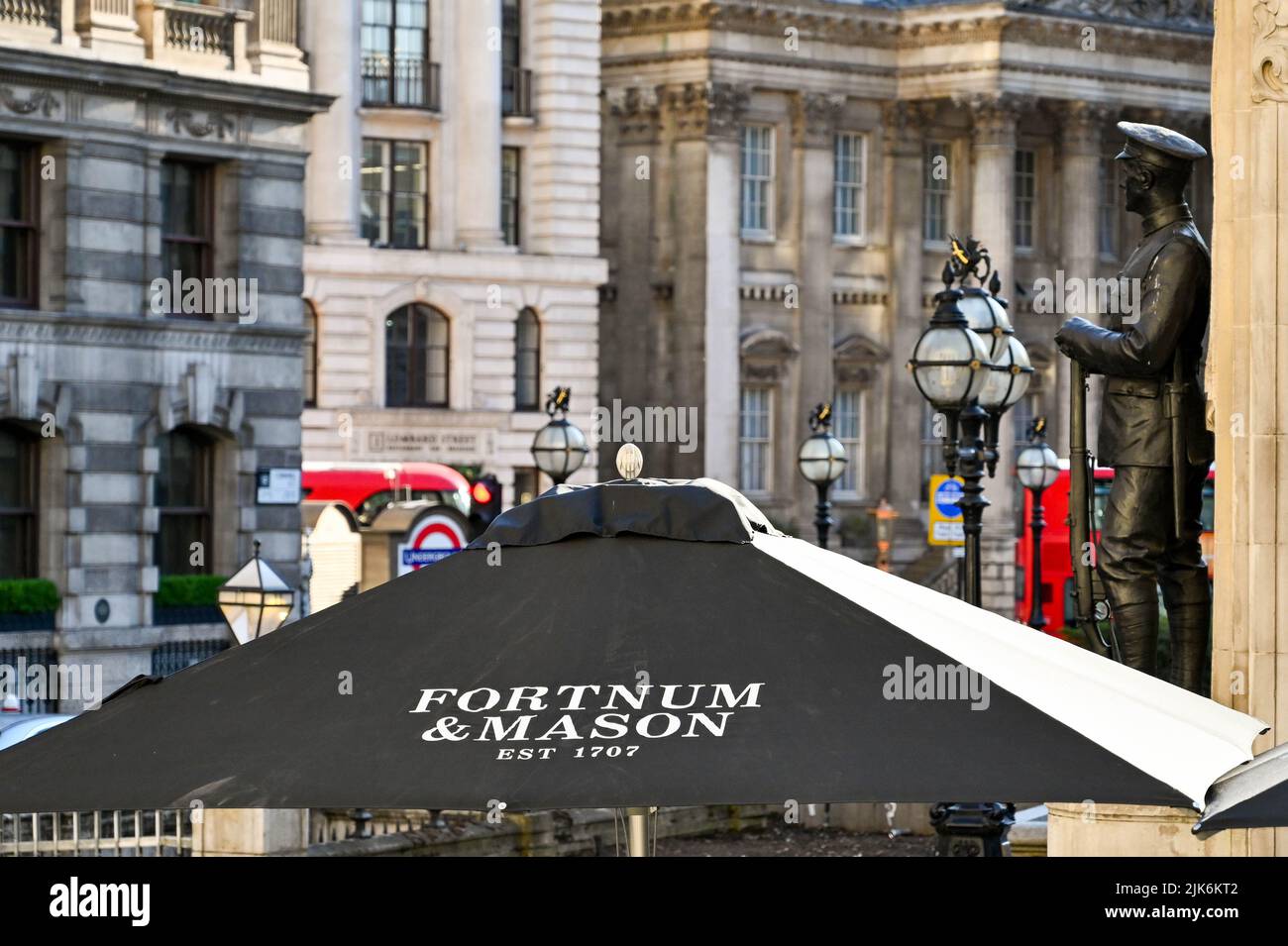 Londres, Inglaterra - Junio 2022: Paraguas en el restaurante London Exchange de Fortnum & Mason en la ciudad de Londres Foto de stock