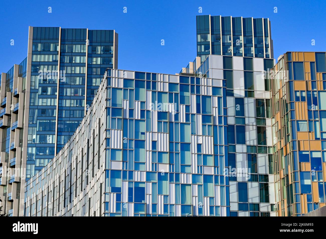 Londres, Inglaterra - Junio 2022: Patrón formado por revestimiento externo en bloques de oficinas y bloques de apartamentos cerca del O2 Arena en Docklands de Londres Foto de stock