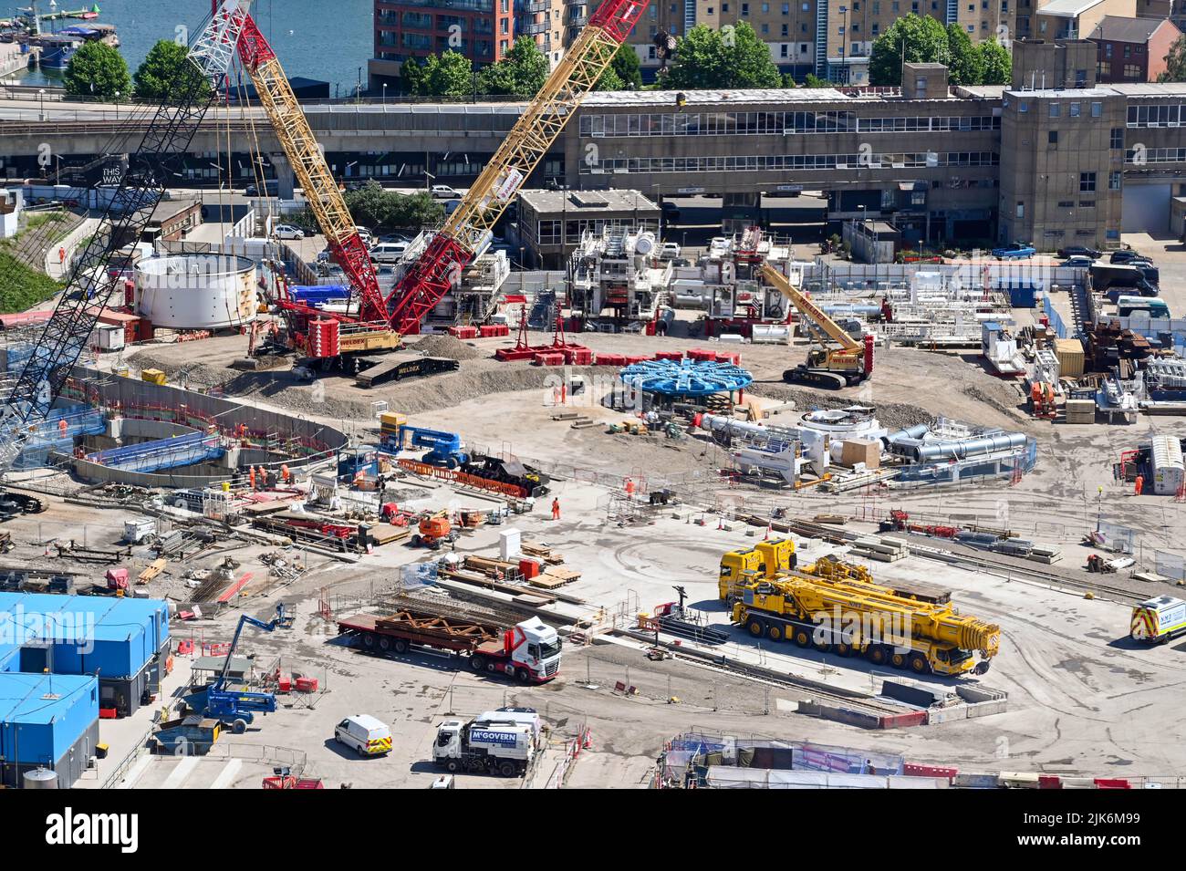 Londres, Inglaterra - Junio 2022: Vista aérea de un gran sitio de construcción con maquinaria de tunelización cerca de los Royal Docks en el este de Londres Foto de stock