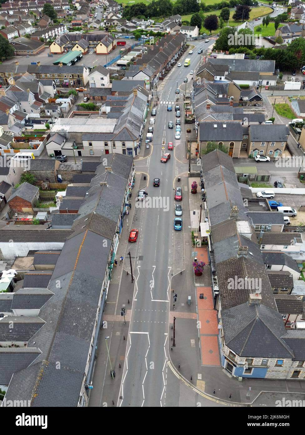 Pontyclun, Gales - 2022 de julio: Vista aérea de la calle principal de tiendas que atraviesa el centro del pueblo. Foto de stock