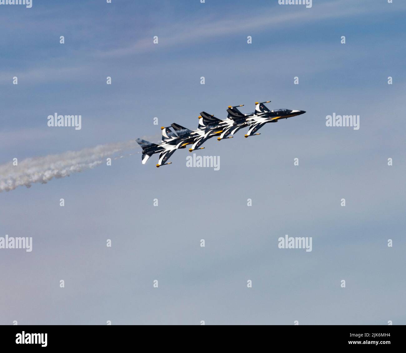 Las águilas negras coreanas vuelan en estrecha formación durante su exhibición en el Royal International Air Tattoo de 2022 Foto de stock