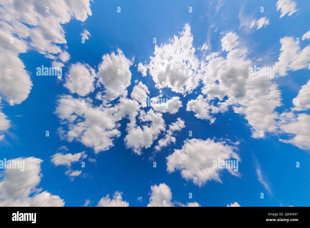 cielo azul con nubes blancas en el día de verano proyección rectangular de ángulo ultra amplio en dirección ascendente Foto de stock