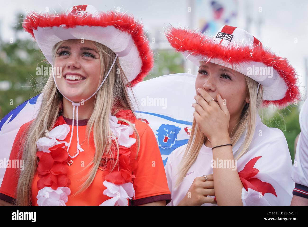 Londres, Reino Unido. 31st de julio de 2022. Euro 2022: Las jóvenes fans llegan al estadio de Wembley por delante de la final del partido UEFA Womens EURO Inglaterra vs Alemania. Crédito: Guy Corbishley/Alamy Live News Foto de stock