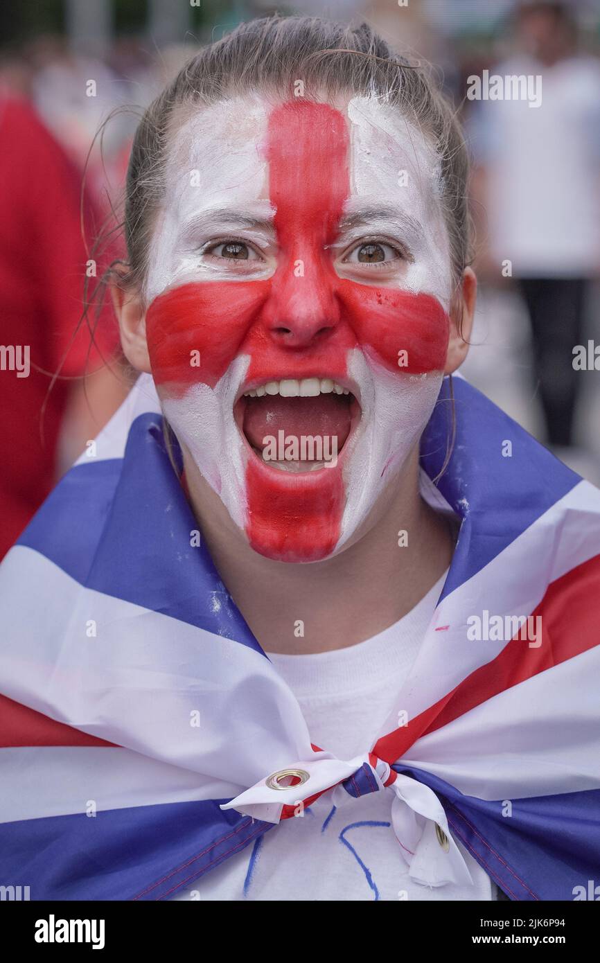 Londres, Reino Unido. 31st de julio de 2022. Euro 2022: Los aficionados llegan al estadio de Wembley antes de la final del partido UEFA Womens EURO Inglaterra vs Alemania. Crédito: Guy Corbishley/Alamy Live News Foto de stock