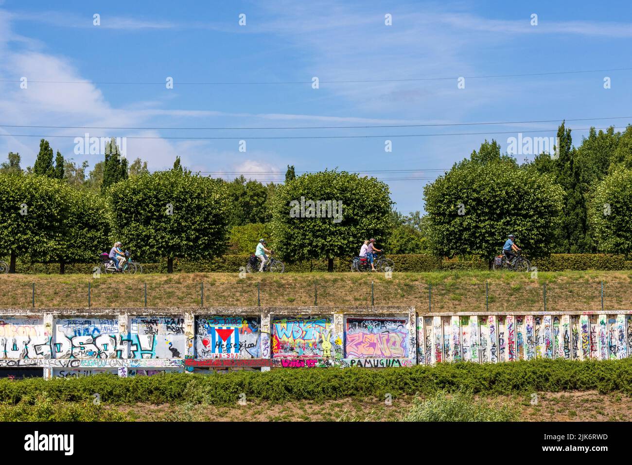 Ciclistas en Nordsternpark en Gelsenkirchen, Ruhr Area, Renania del Norte-Westfalia, Alemania, Europa Foto de stock