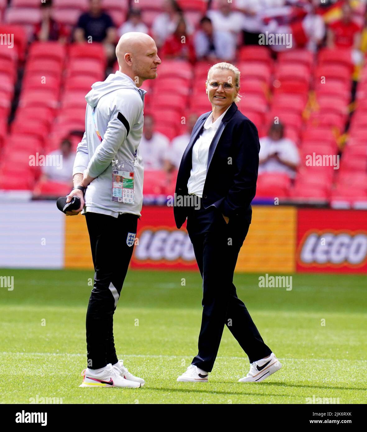 Sarina Wiegman (derecha), entrenadora principal de Inglaterra, junto con el asistente Arjan Veurink, delante de la final de la UEFA Women's Euro 2022 en el estadio de Wembley, Londres. Fecha de la foto: Domingo 31 de julio de 2022. Foto de stock