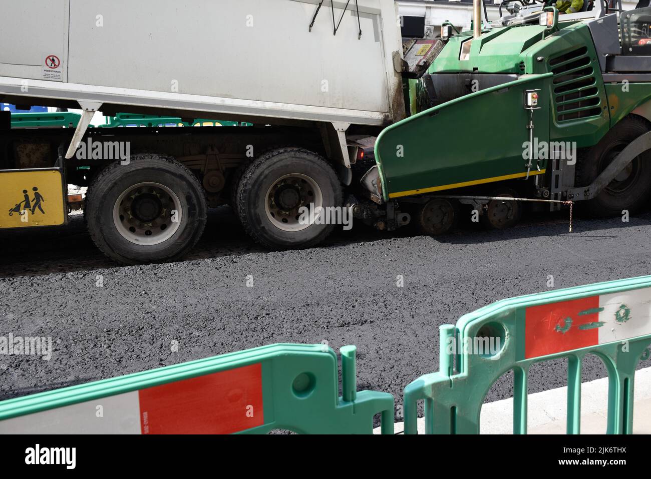 Máquina pesada especializada utilizada para pavimentar carreteras y pavimentar asfalto Foto de stock