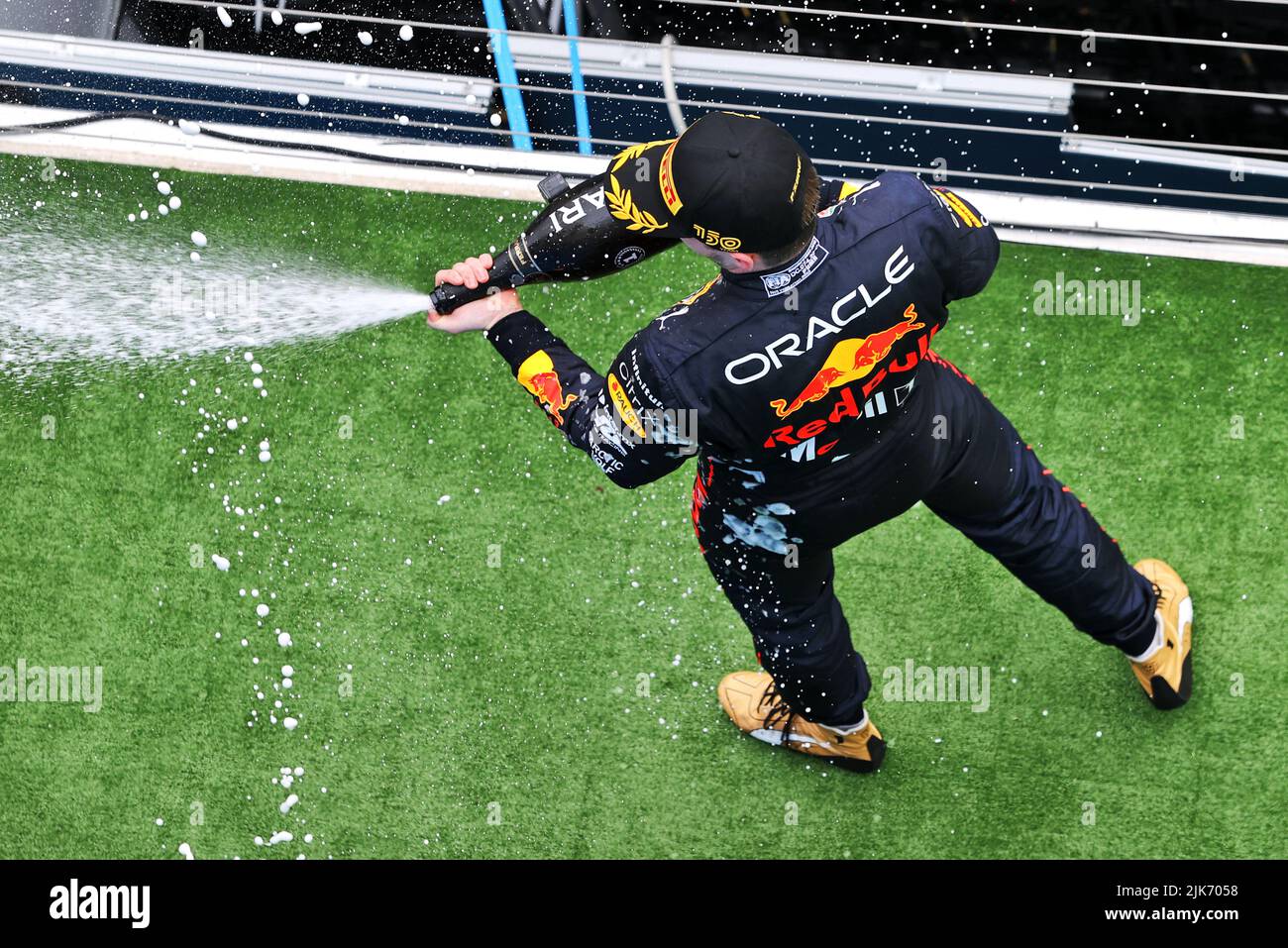 El ganador de la carrera Max Verstappen (NLD) Red Bull Racing celebra en el podio. Gran Premio de Hungría, domingo 31st de julio de 2022. Budapest, Hungría. Foto de stock