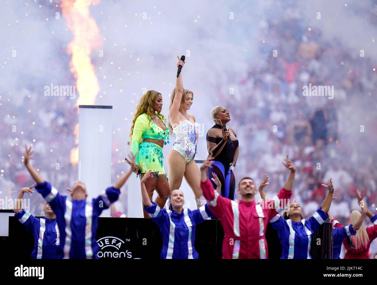 Becky Hill actúa con Ultra Nate y Stefflon Don por delante de la final de la Eurocopa 2022 Femenina de la UEFA en el estadio de Wembley, Londres. Fecha de la foto: Domingo 31 de julio de 2022. Foto de stock