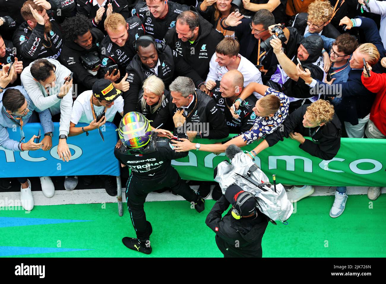 Lewis Hamilton (GBR) Mercedes AMG F1 celebra su segunda posición con el equipo de parc FERME. Gran Premio de Hungría, domingo 31st de julio de 2022. Budapest, Hungría. Foto de stock