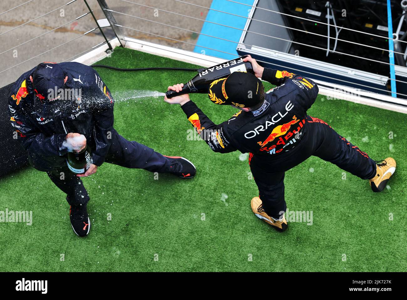 El ganador de la carrera Max Verstappen (NLD) Red Bull Racing celebra con Adrian Newey (GBR), director técnico de Red Bull Racing, en el podio. Gran Premio de Hungría, domingo 31st de julio de 2022. Budapest, Hungría. Foto de stock