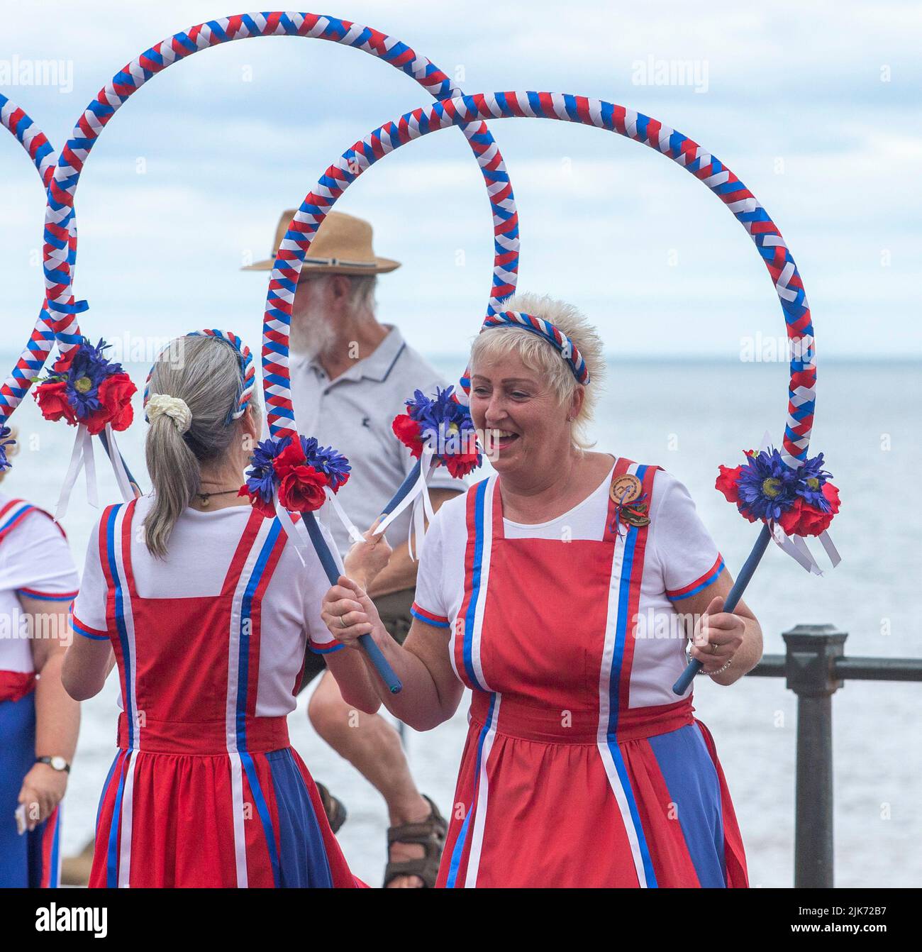 Sidmouth, Reino Unido. 31st Julio 2022 Sidmouth Esplanade alberga a decenas de grupos de danza folclórica y Morris de todo el mundo, Tony Charnock/Alamy Live News Foto de stock