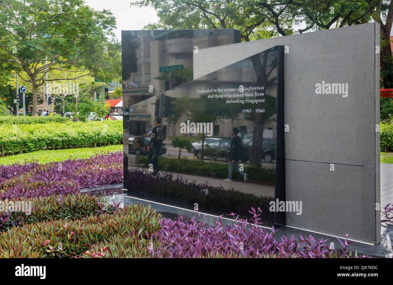 Monumento a las víctimas del Konfrontasi, en Orchard Road, República de Singapur. El Konfrontasi, o confrontación, fue la guerra intermitente entre yo Foto de stock