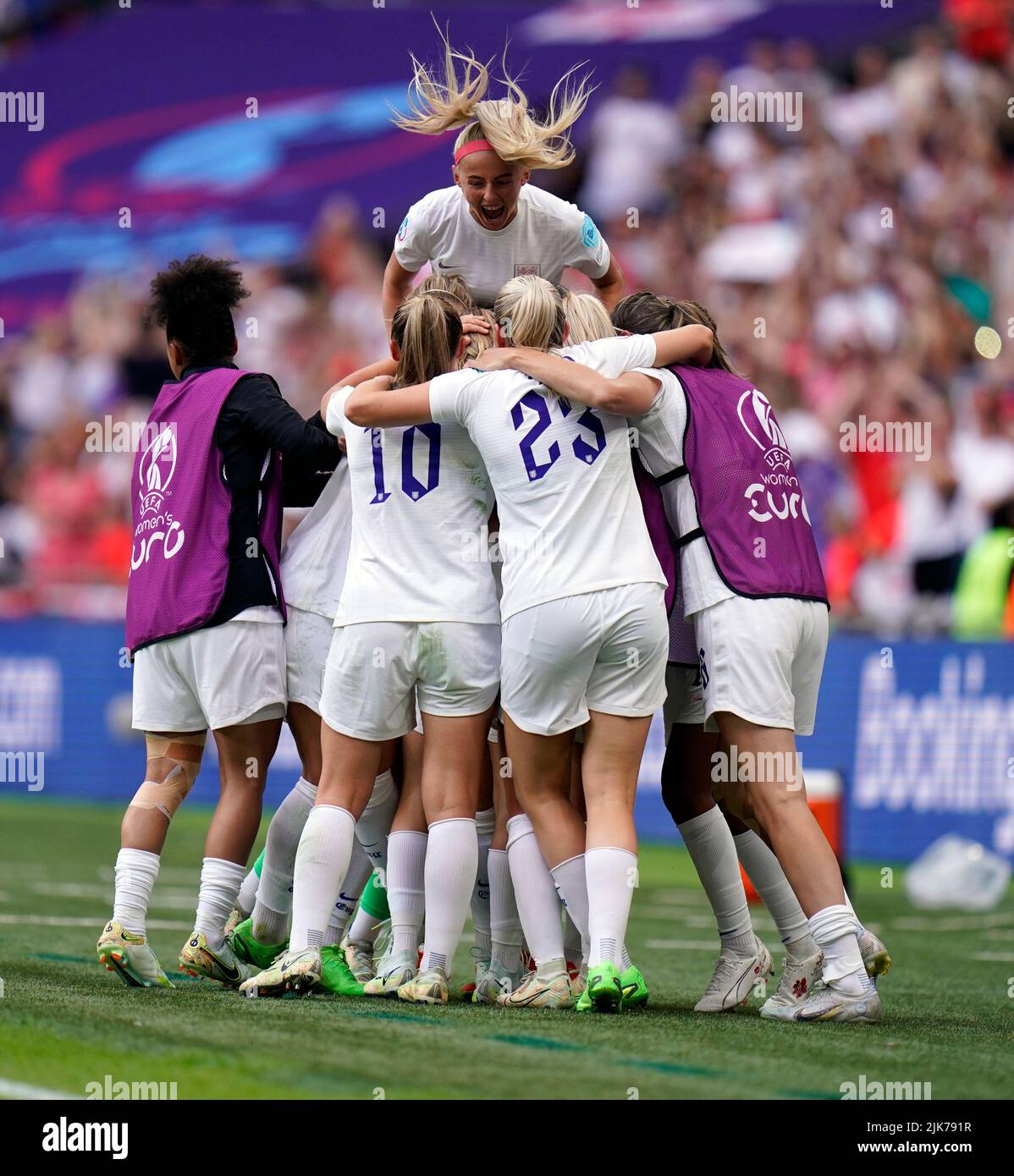 La inglesa Ella Toone celebra el gol de apertura con sus compañeros de equipo durante la final de la UEFA Women's Euro 2022 en el estadio de Wembley, Londres. Fecha de la foto: Domingo 31 de julio de 2022. Foto de stock