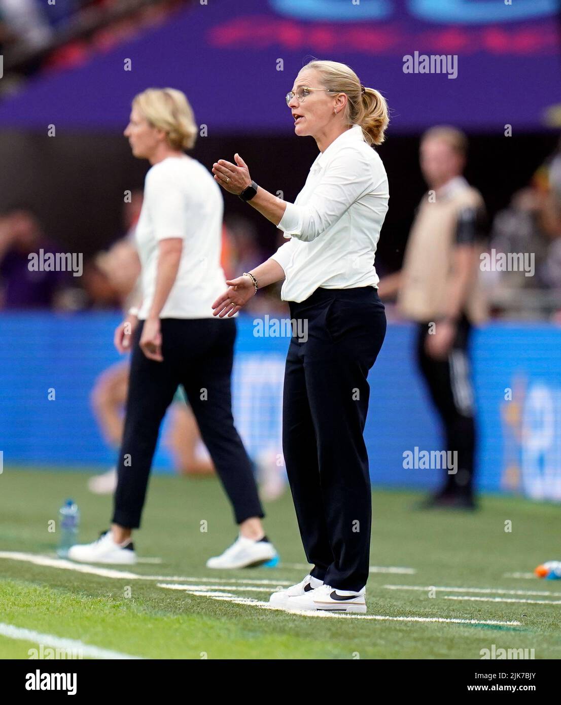 La entrenadora inglesa Sarina Wiegman durante la final de la Eurocopa 2022 Femenina de la UEFA en el estadio de Wembley, Londres. Fecha de la foto: Domingo 31 de julio de 2022. Foto de stock