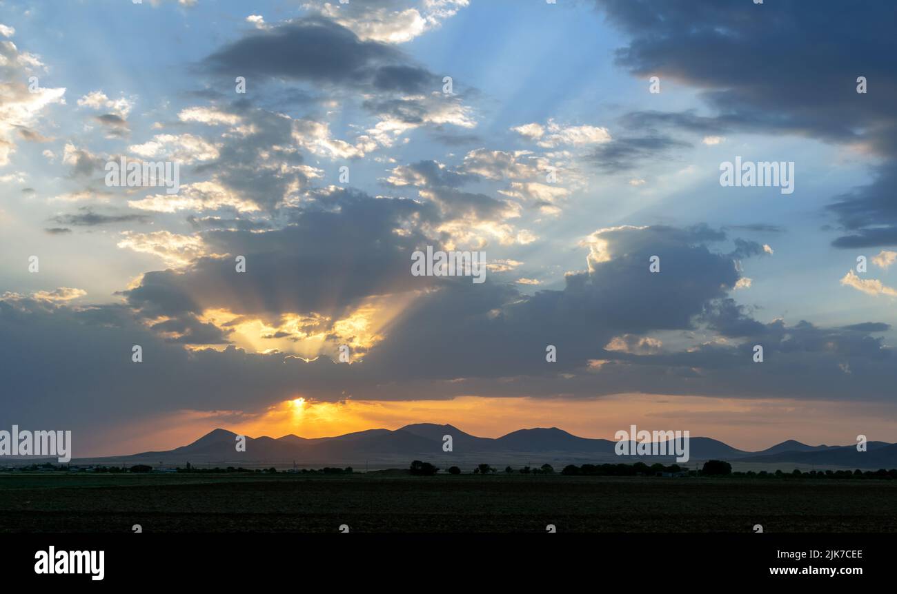 una foto panorámica de la puesta de sol Foto de stock