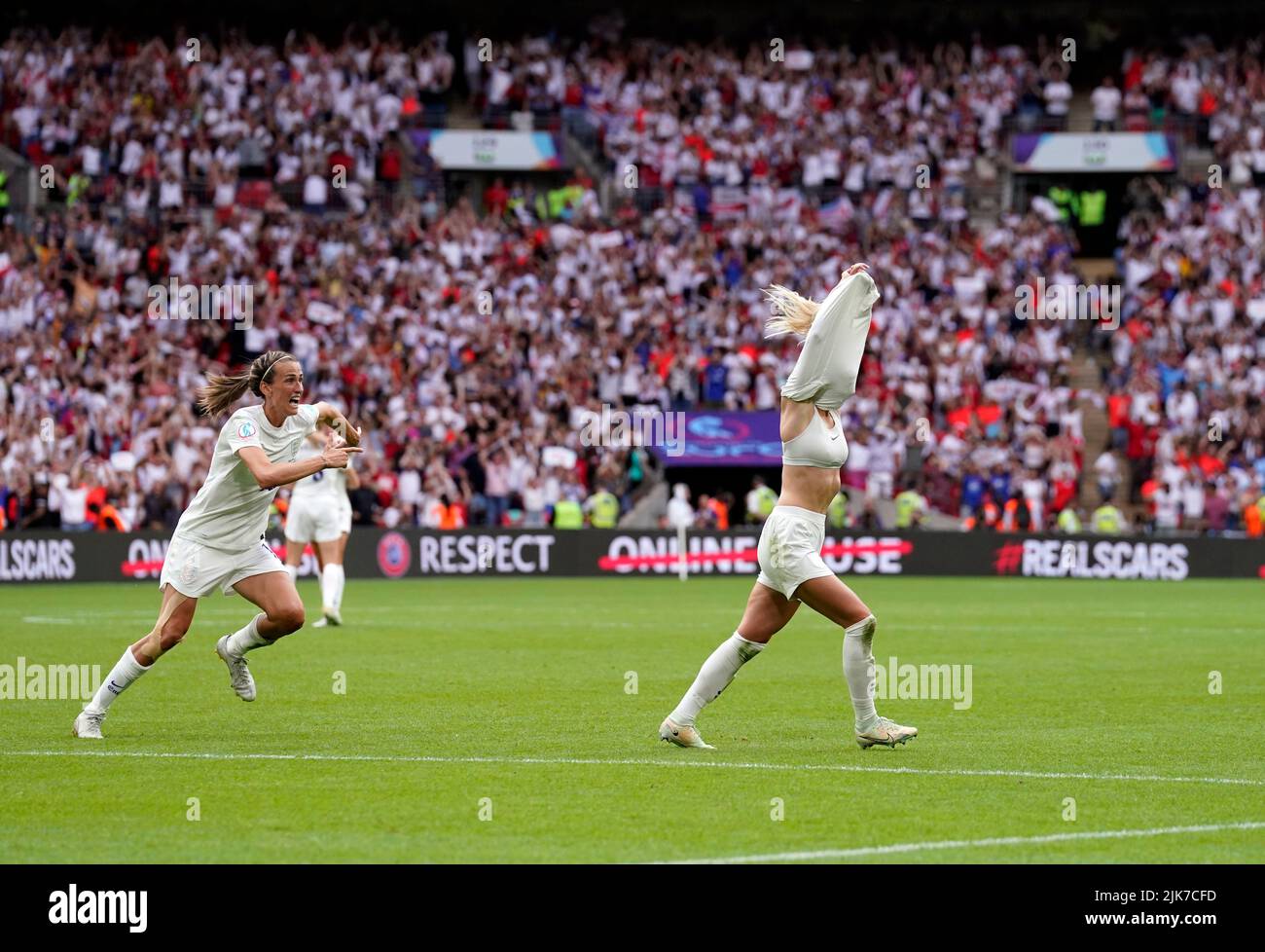 La británica Chloe Kelly celebra la anotación de su segundo gol de bando durante la final de la UEFA Euro 2022 Femenina en el estadio de Wembley, Londres. Fecha de la foto: Domingo 31 de julio de 2022. Foto de stock