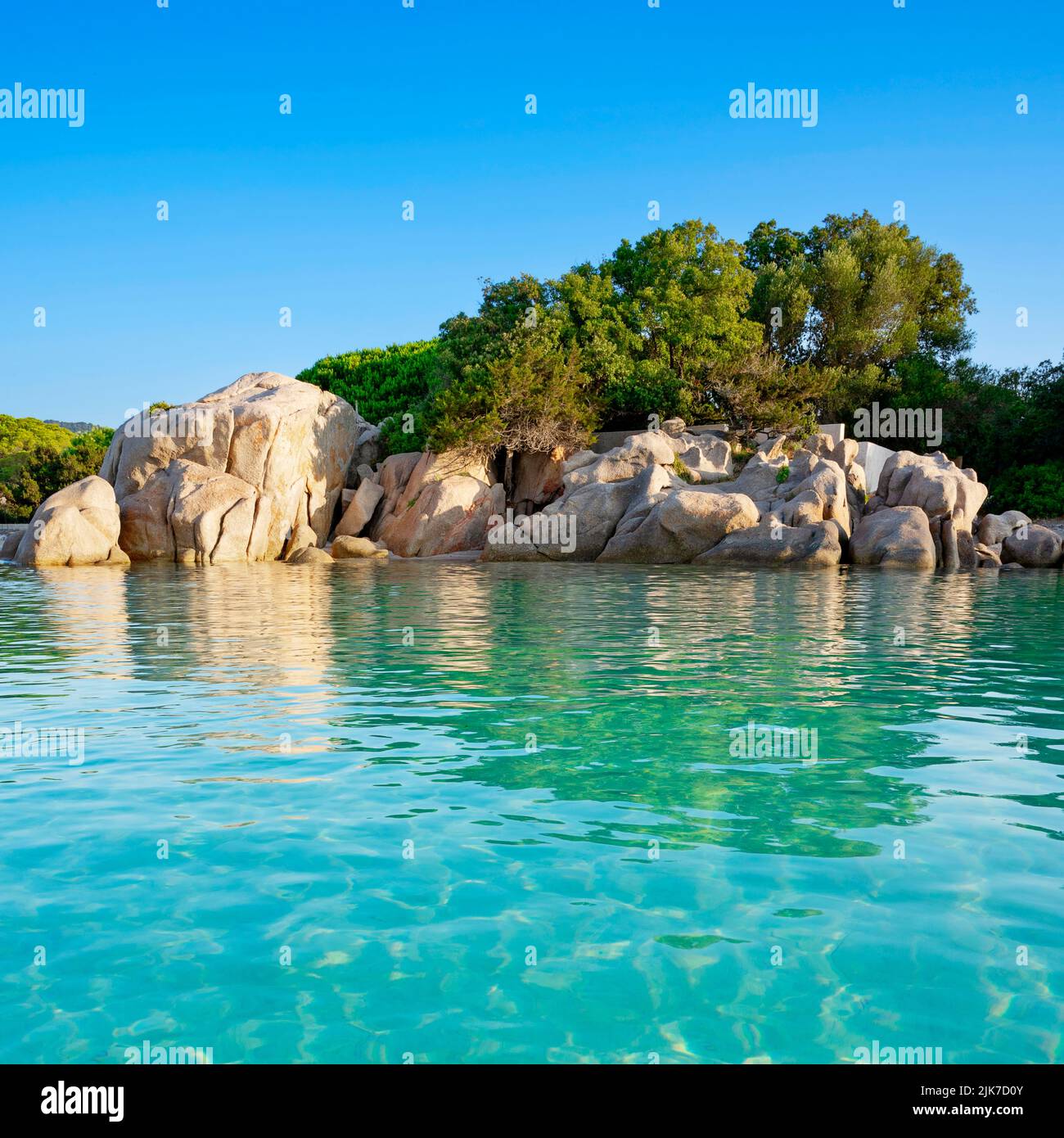 Vista vertical de la famosa roca en la playa de Santa Giulia, Córcega Foto de stock