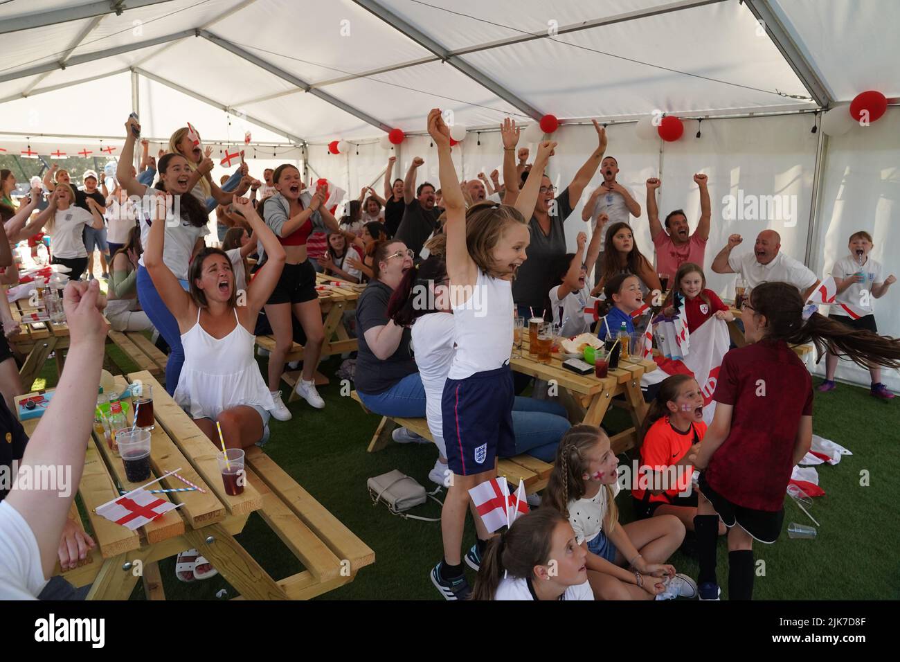 Los aficionados celebran el segundo gol de Inglaterra en Aylesbury United WFC, el antiguo club de la delantera de Lionesses Ellen White, en Bierton, Aylesbury, ven la proyección de la final de la Eurocopa 2022 femenina de la UEFA celebrada en el estadio de Wembley, Londres. Fecha de la foto: Domingo 31 de julio de 2022. Foto de stock