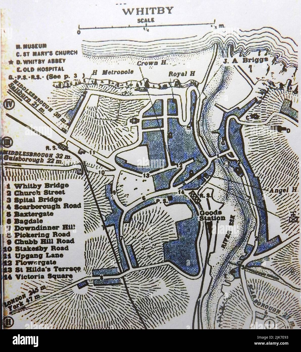 Un mapa de 1913 de Whitby, North Yorkshire, tal y como estaba en ese momento, mostrando calles y varios hoteles. Foto de stock
