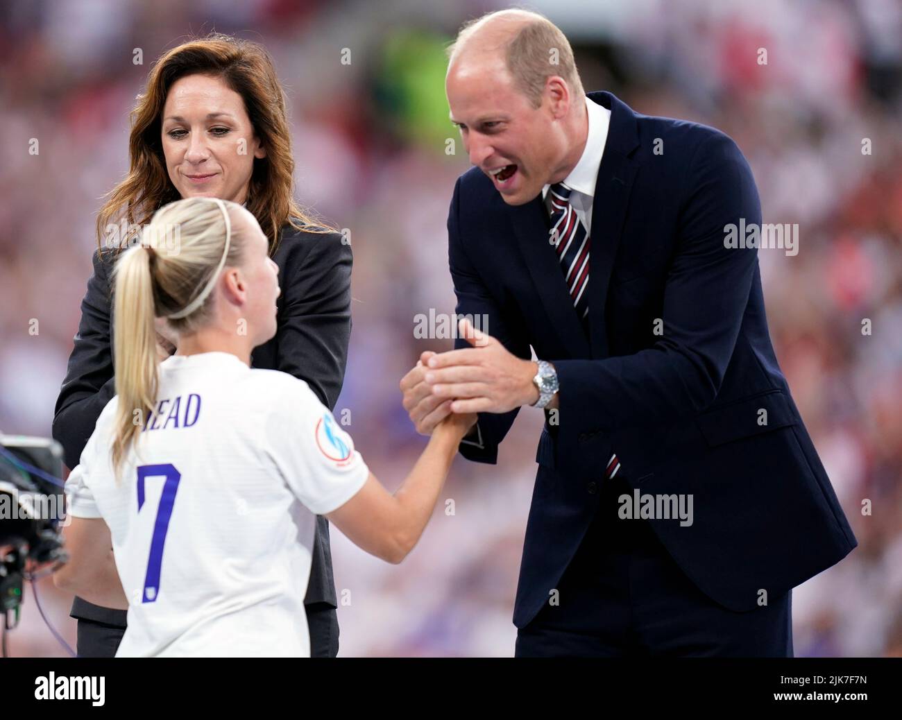 El duque de Cambridge felicita a Beth Mead de Inglaterra junto con Nadine Kessler (izquierda), jefa de fútbol femenino de la UEFA, tras la final de la UEFA Euro 2022 Femenina en el estadio de Wembley, Londres. Fecha de la foto: Domingo 31 de julio de 2022. Foto de stock