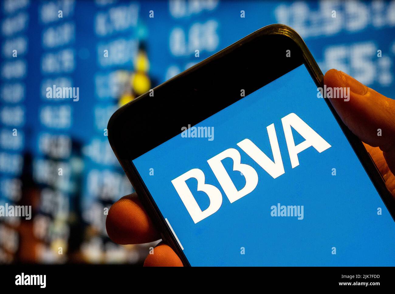 En esta ilustración, el logotipo del banco de la multinacional española Banco Bilbao Vizcaya Argentaria SA (BBVA) aparece en la pantalla de un smartphone. (Foto de Budrul Chukrut / SOPA Images/Sipa USA) Foto de stock