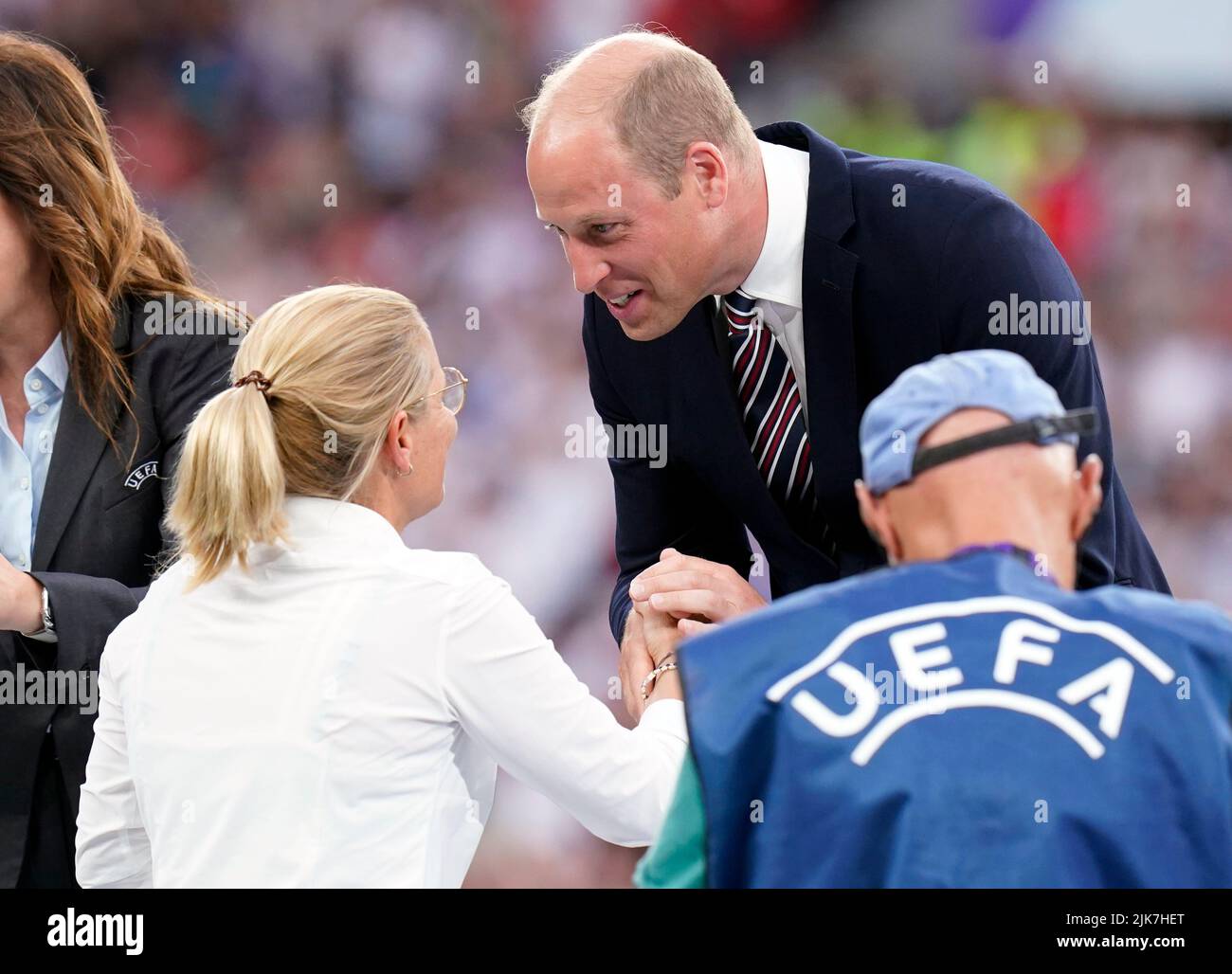 Sarina Wiegman, entrenadora en jefe de Inglaterra, con el duque de Cambridge, tras la victoria de Inglaterra sobre Alemania en la final de la Eurocopa 2022 femenina de la UEFA en el estadio de Wembley, Londres. Fecha de la foto: Domingo 31 de julio de 2022. Foto de stock