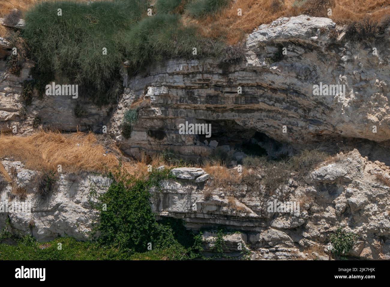 Vista de un escarpe rocoso llamado Gólgota también conocido como Cerro del cráneo en Jerusalén oriental Israel Foto de stock