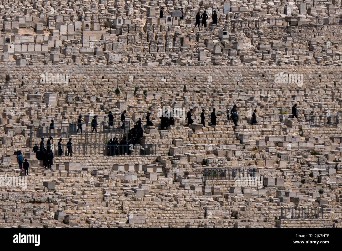 Judíos haredi visitando el cementerio judío en las laderas del Monte de los Olivos en Jerusalén Este Israel Foto de stock