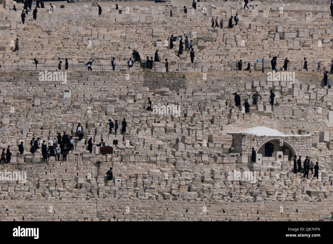 Judíos haredi visitando el cementerio judío en las laderas del Monte de los Olivos en Jerusalén Este Israel Foto de stock