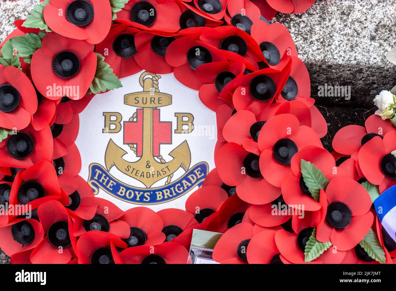 Una corona de amapola puesta por el. Boys Brigade, en los Jardines Conmemorativos de la Guerra Nacional de Irlanda, en conmemoración de los 60.000 irlandeses que murieron en WW1, WW2. Foto de stock