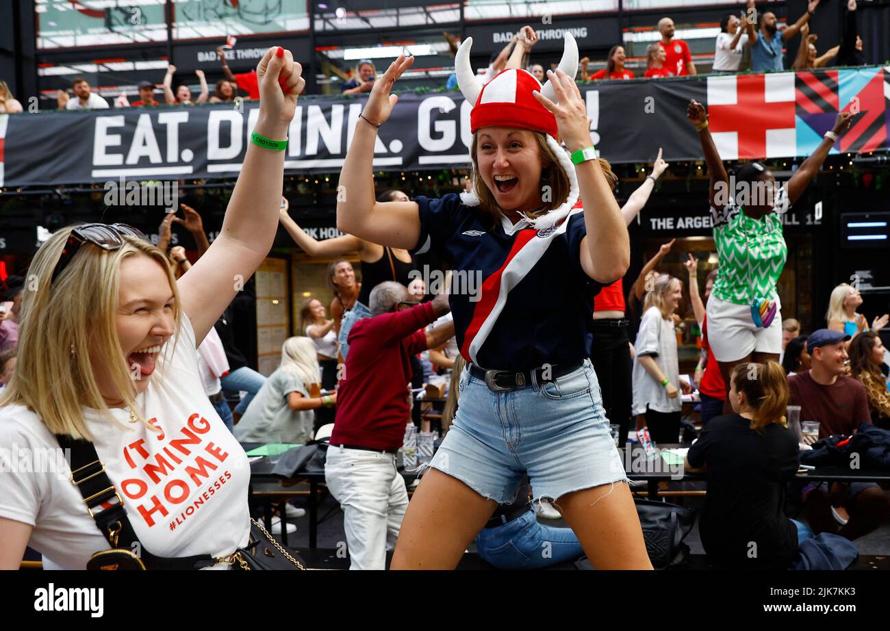 Fútbol Fútbol - Los aficionados se reúnen para Inglaterra contra Alemania en la final de la Eurocopa 2022 Femenina - Londres, Gran Bretaña - 31 de julio de 2022 Los aficionados de Inglaterra en Boxpark Croydon celebran después de que Ella Toone marcara su primer gol REUTERS/Andrew Boyers TPX IMÁGENES DEL DÍA Foto de stock