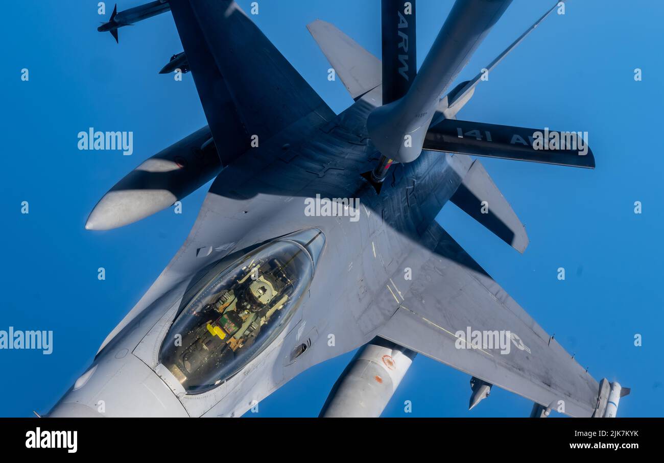 Mar Adriático, Italia. 28 de julio de 2022. Un avión de combate Falcon de la Fuerza Aérea de los EE.UU. F-16, asignado al 31st Fighter Wing, se acerca a un avión de reabastecimiento de combustible KC-135 Stratotanker durante una misión de entrenamiento de la OTAN, el 28 de julio de 2022 sobre el mar Adriático. Crédito: El sargento Kevin Long/U.S. Noticias de la Fuerza Aérea/Alamy Live Foto de stock