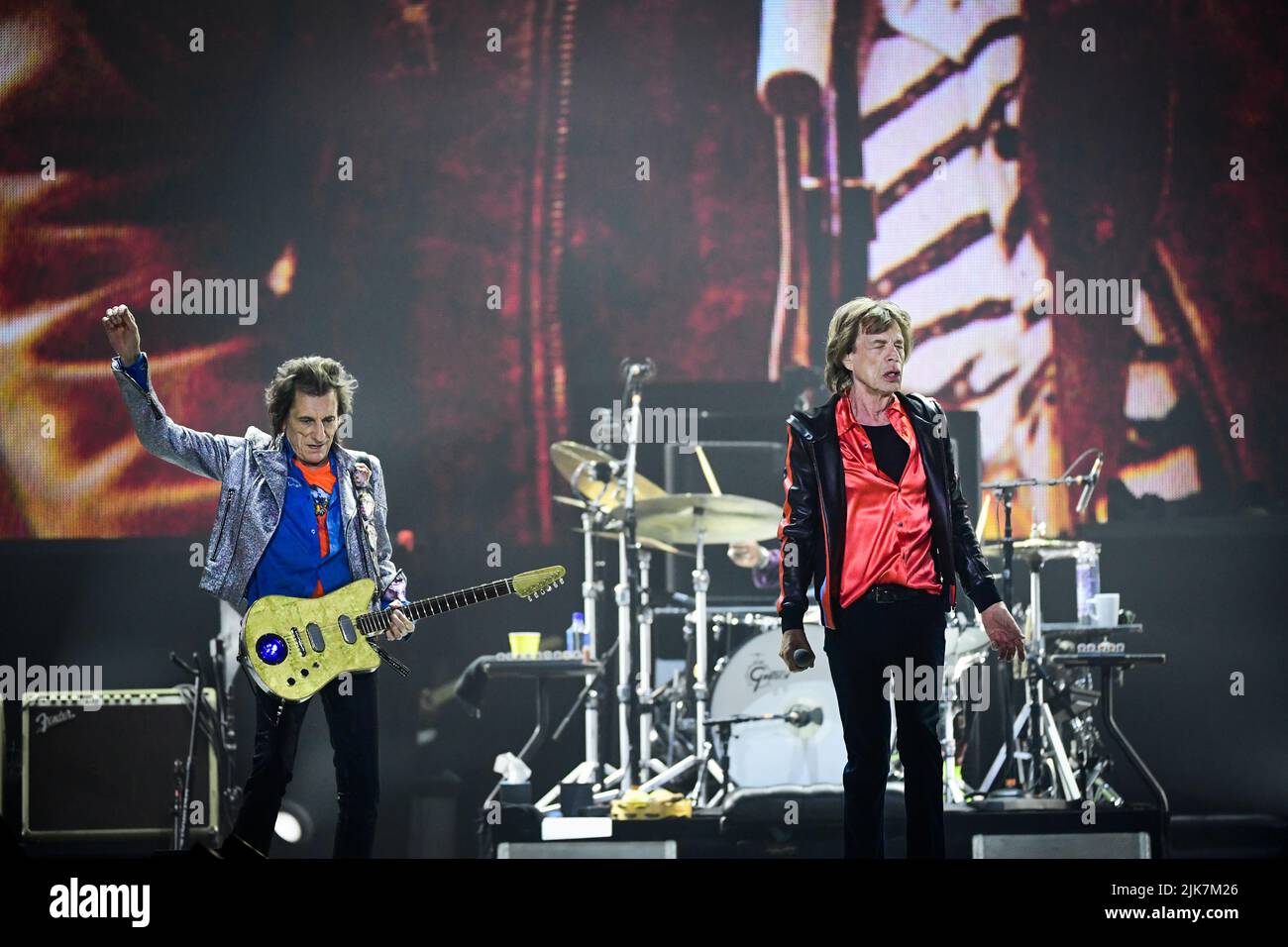 Estocolmo, Suecia. 31st de julio de 2022. ESTOCOLMO 20220731Guitarist Ronnie Wood y el cantante Mick Jagger como los Rolling Stones actúan en Friends Arena el domingo por la noche. Foto: Ali Lorestani / TT / CODE 11950 Crédito: TT News Agency/Alamy Live News Foto de stock