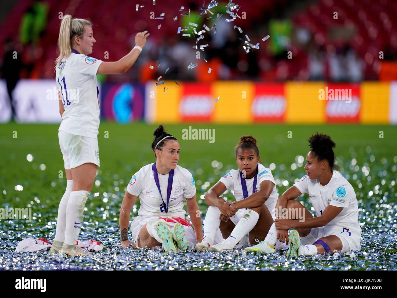 Lauren Hemp, Lucy Bronze, Nikita Parris y Demi Stokes de Inglaterra celebran la final de la Eurocopa 2022 femenina de la UEFA en el estadio de Wembley, Londres. Fecha de la foto: Domingo 31 de julio de 2022. Foto de stock