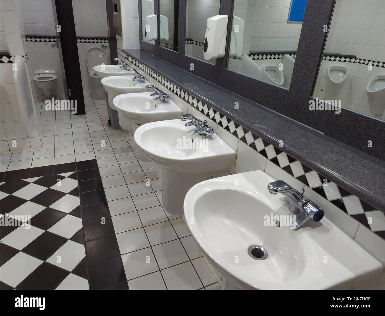 Fila de lavabos en un baño Fotografía de stock - Alamy