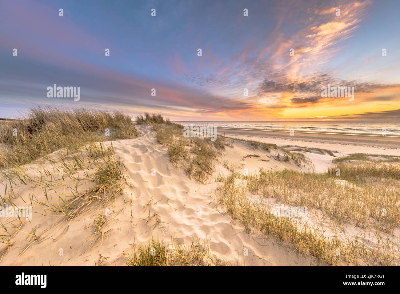 Playa y dunas Paisaje costero holandés visto desde Wijk aan Zee sobre el Mar del Norte al atardecer, Holanda Foto de stock