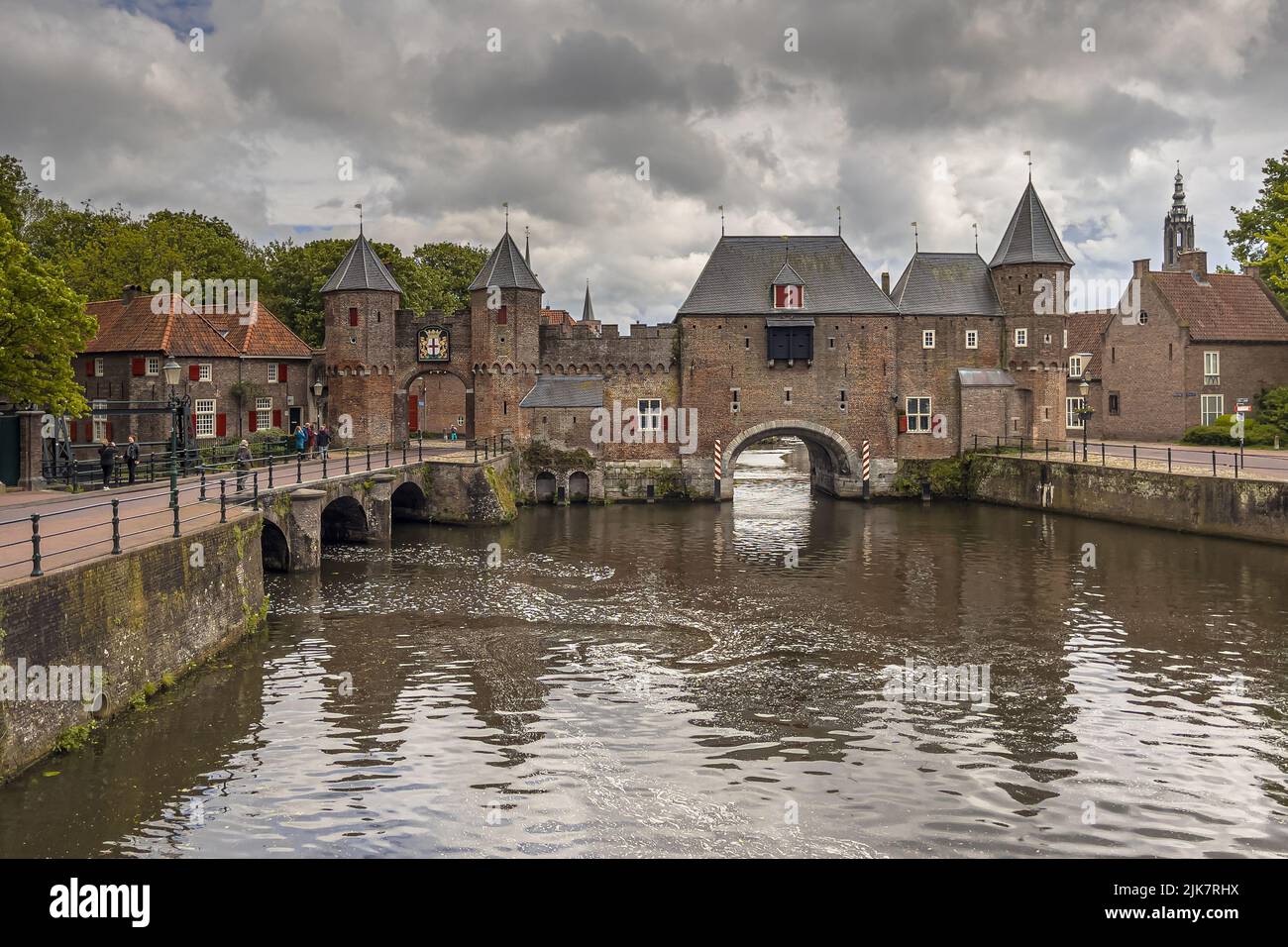 Histórico Land- and watergate El Koppelpoort en Amersfoort; los Países Bajos. Histórica puerta fortificada de la ciudad bajo el cielo nublado. Foto de stock
